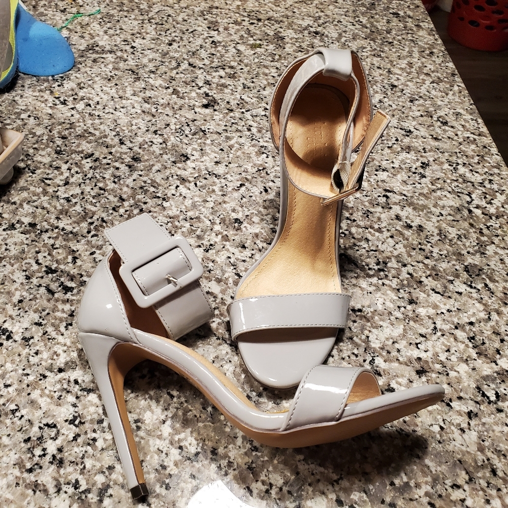 Heels - Picture 3 of 4